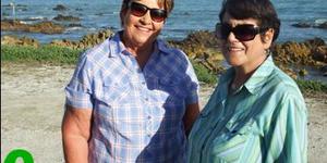 Twee van die dapper stappers, Aletta LÃ¶chner, koorleidster van die NG Kerkkoor (links) en Maritha Kriel, wat besonder bevoorreg is om hierdie stapgeleentheid mee te maak nadat sy wonderbaarlik van die ernstige siekte, Guillain-BarrÃ© sindroom (GBS) herstel het.