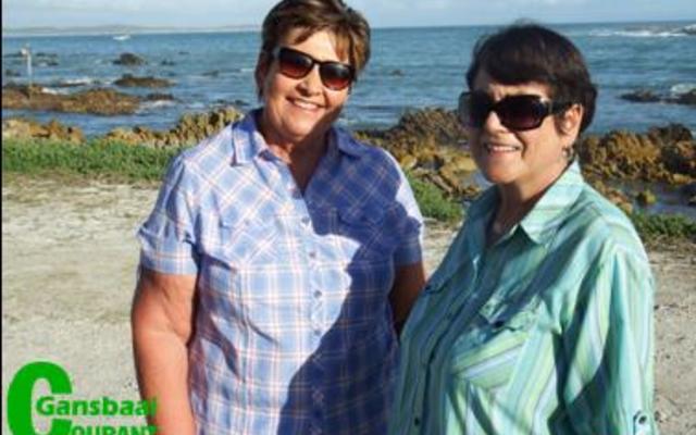 Twee van die dapper stappers, Aletta LÃ¶chner, koorleidster van die NG Kerkkoor (links) en Maritha Kriel, wat besonder bevoorreg is om hierdie stapgeleentheid mee te maak nadat sy wonderbaarlik van die ernstige siekte, Guillain-BarrÃ© sindroom (GBS) herstel het.