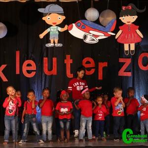 Die Walvisklassie van Strandlopertjies Bewaarskool in aksie â€“ van links:  Evelyn Damon, Juwayne Robbertson, Anothando Mtatse, Zillian Maphasa, Khayone Mtokwana, Chemile Titus, Fabian Abrahams, Caleb Absolome, Gerencia  Jacobs en hul studentehulp, Sheree (agter).