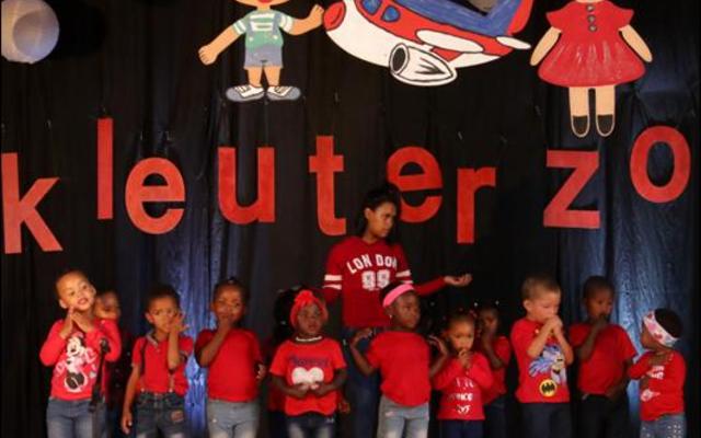 Die Walvisklassie van Strandlopertjies Bewaarskool in aksie â€“ van links:  Evelyn Damon, Juwayne Robbertson, Anothando Mtatse, Zillian Maphasa, Khayone Mtokwana, Chemile Titus, Fabian Abrahams, Caleb Absolome, Gerencia  Jacobs en hul studentehulp, Sheree (agter).