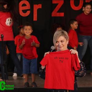 Blake Dickson (links) was die gelukkige wenner van â€˜n KleuterZone T-hemp.