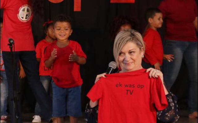 Blake Dickson (links) was die gelukkige wenner van â€˜n KleuterZone T-hemp.