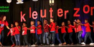 Die skoolhoof, Priscilla CronjÃ© se senior klassie, die Dolfyne, stap in vir hulle optrede.  Van links:  Blake Dickson, Salma Irakoza, Isivile Lose, Juvandre Dreyer, Romano Dramat, Alicia, Dyushu, Sergio Pretorius, Levanco Jacobs, Gina Zietsman, Salmo Mahamuud, Mekeeshe Grandfield, Simoelene Arendse, JuannÃ© Lewis, Estiaan Jantjies en Erin-Lee Felix.