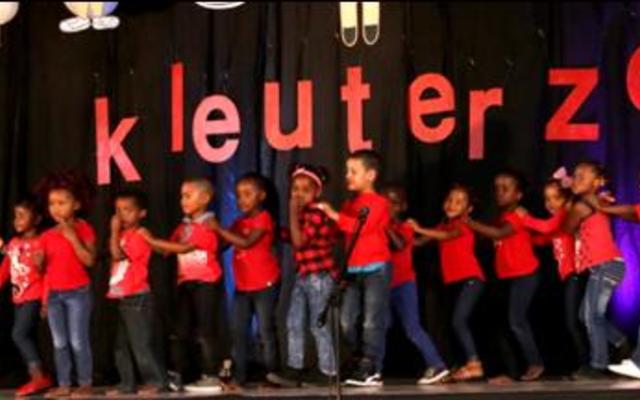 Die skoolhoof, Priscilla CronjÃ© se senior klassie, die Dolfyne, stap in vir hulle optrede.  Van links:  Blake Dickson, Salma Irakoza, Isivile Lose, Juvandre Dreyer, Romano Dramat, Alicia, Dyushu, Sergio Pretorius, Levanco Jacobs, Gina Zietsman, Salmo Mahamuud, Mekeeshe Grandfield, Simoelene Arendse, JuannÃ© Lewis, Estiaan Jantjies en Erin-Lee Felix.