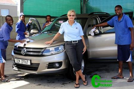 Groot dinge is aan die gebeur by Janeâ€™s Car Spa.Â  Die eienares, Jane de Villiers (op die foto saam met haar werkspan) het â€˜n behoefte in die mark raakgesien en is van voorneme om haar nuwe planne net so presies uit te voer, soos wat sy haar motorwassery tot op hede hanteer het.  â€˜n Splinternuwe en baie nodige diens wat aangebied word, is dat motorsitplekoortreksels nou ook by die Spa ingehandig kan word om gewas te word.  Klante kan ook hul los matte daar kom aflaai vir gehalte skoonmaakdiens.Â  Sitkamerstelle daarenteen sal by die klant se huis gewas word.  Jane is baie opgewonde oor die nuwe â€˜valetâ€™ masjien wat sy aangeskaf het om van diÃ© take te verrig.  Die nuwe skoonmaakproses is â€˜n baie droÃ«r en vinnige proses wat terselfdertyd kiemdodend is, hoewel dit eko-vriendelik is, soos al die ander produkte wat Jane gebruik.  Stoffering en matte word dus nie deurweek nie en is baie gouer droog.  Hierdie uitbreiding by Janeâ€™s Car Spa is beslis â€˜n aanwins vir Gansbaai.Â  Maak seker dat u hierdie nommer byderhand hou vir besprekingsÂ Â  â€“ 076Â 126 2956 .