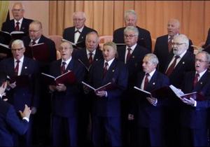 Staande applous vir mannekoor