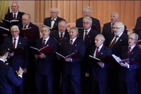 Die Kaapse Walliese Koor in aksie in Gansbaai Family Church waar hulle die gemeentelede en gaste in trane gehad het met hul optrede.