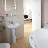 Full bathroom in Queen bed room