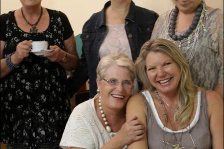 Gansbaai Leeskring se oggend saam met skrywer, Chanette Paul (voor regs) was 'n groot sukses. Nicolette Bosch sit voor by haar. Agter van links: SD Fourie, RonÃ©l de Villiers en Rita Grotsius.