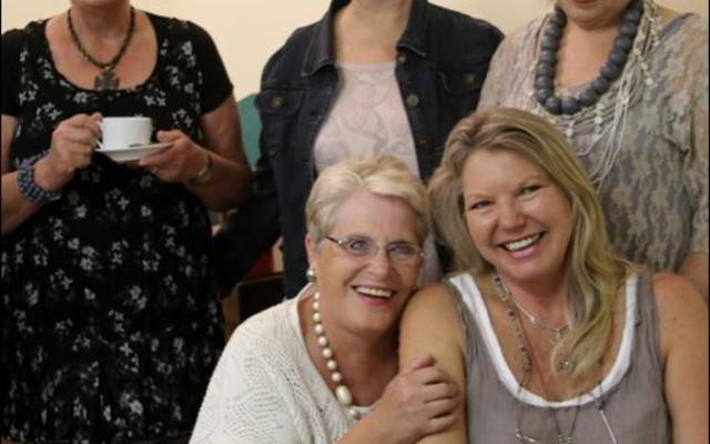 Gansbaai Leeskring se oggend saam met skrywer, Chanette Paul (voor regs) was 'n groot sukses. Nicolette Bosch sit voor by haar. Agter van links: SD Fourie, RonÃ©l de Villiers en Rita Grotsius.