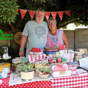 â€˜n Man en vrou span â€“ John en Nelia McGregor bied allerlei interessanthede aan by die maandelikse mark wat by die Rooms Katolieke kerk aangebied word.  