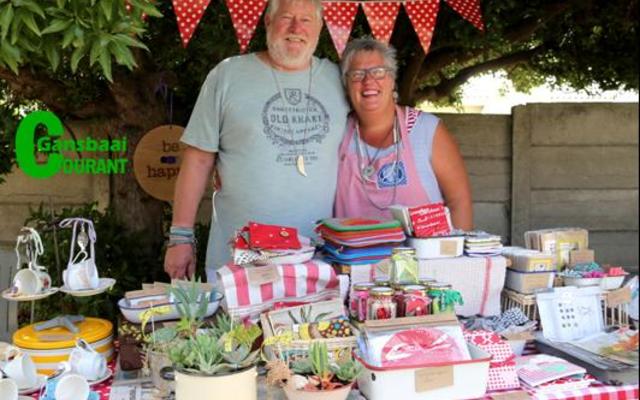 â€˜n Man en vrou span â€“ John en Nelia McGregor bied allerlei interessanthede aan by die maandelikse mark wat by die Rooms Katolieke kerk aangebied word.  