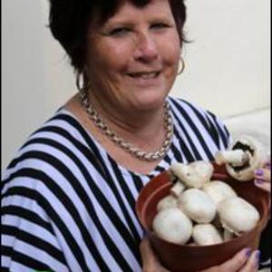 Die reuse sampioene wat Marie Reid hier vashou, is maar een van die redes hoekom die groentestalletjie wat sy beman het, so gewild was.  Haar klante kon kies en keur tussen die pragtige groente en vrugte wat sy aangebied het.