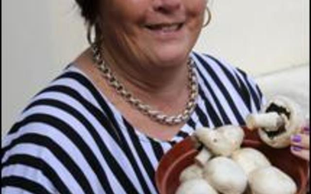 Die reuse sampioene wat Marie Reid hier vashou, is maar een van die redes hoekom die groentestalletjie wat sy beman het, so gewild was.  Haar klante kon kies en keur tussen die pragtige groente en vrugte wat sy aangebied het.