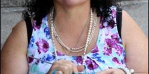 Alda Rowan verwyl haar tyd met breiwerk, terwyl sy op markgangers wag om haar pragtige handwerk uit te soek.