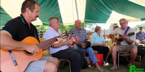 Die Rummycub orkes het gesorg vir â€˜n gesellige atmosfeer by â€˜n baie bedrywige Baardskeerdersbos NG Kerk basaar.
