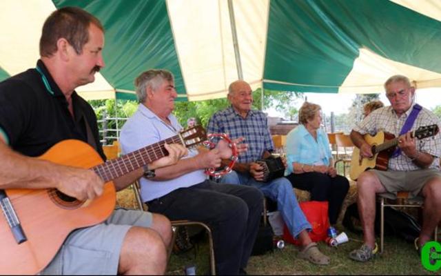 Die Rummycub orkes het gesorg vir â€˜n gesellige atmosfeer by â€˜n baie bedrywige Baardskeerdersbos NG Kerk basaar.