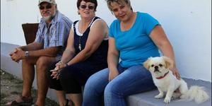 Mense het van heinde en ver gekom vir die jaarlikse basaar.  Hier kuier Denita en Johan Gousard, nuwe intrekkers in Gansbaai vanaf Hendrina, saam met Liesle Volschenk en haar hondjie, Lappies van Napier. Die vrolike groepie het gesÃª hulle sit aan die â€˜airconâ€™-kant van die saal.