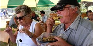 Elma en Cobus Saayman van Pearly Beach geniet die heerlike hoendersosaties.