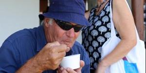 Daryl Mills,'n boer van Phillipi en Petro Trautman van Franskraal deel 'n grappie.