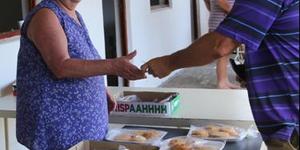 Die kostafels was vining leeg verkoop. Das van Dyk koop smullekker pasteie by Lorraine de Wet se tafel.