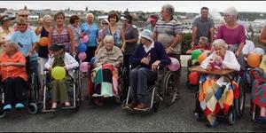 Ons dorp se wyse gryses het egter betyds hul wiele ingespan om hul jaarlikse rolstoel- en kierie-uitstappie in pragtige weerstoestande te geniet. 