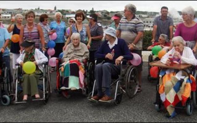 Ons dorp se wyse gryses het egter betyds hul wiele ingespan om hul jaarlikse rolstoel- en kierie-uitstappie in pragtige weerstoestande te geniet. 