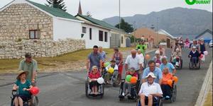 Bult-af oppad terug na hul tuiste waar â€˜n fees van bedrywighede en bederf op hulle gewag het.