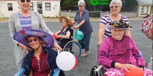 Hettie CronjÃ© en Rhona Smit (voor) het vrolike hoede opgehad om hulle teen die son te beskut.