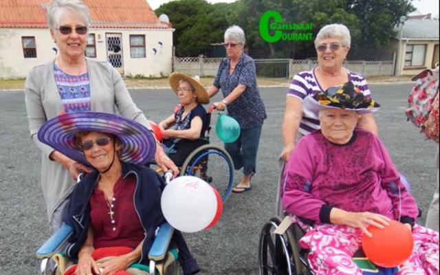 Hettie CronjÃ© en Rhona Smit (voor) het vrolike hoede opgehad om hulle teen die son te beskut.