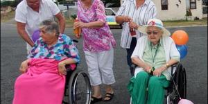 Die uitkykpunt oor die hawe bly maar â€˜n besondere prentjie.  Nellie Matthee en Winnie Steenkamp se Goue Hande hulpspan sorg dat hulle die geleentheid ten volle kan benut.