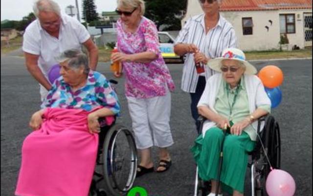 Die uitkykpunt oor die hawe bly maar â€˜n besondere prentjie.  Nellie Matthee en Winnie Steenkamp se Goue Hande hulpspan sorg dat hulle die geleentheid ten volle kan benut.