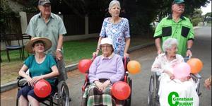 Die voorreg van oudword is dat jy kan terugsit en geniet wat aangebied word.  Linda Malan, Corrie Wessels en Marie Steyn het deel uitgemaak van Herberg-aan-See se  rolstoelbrigade.