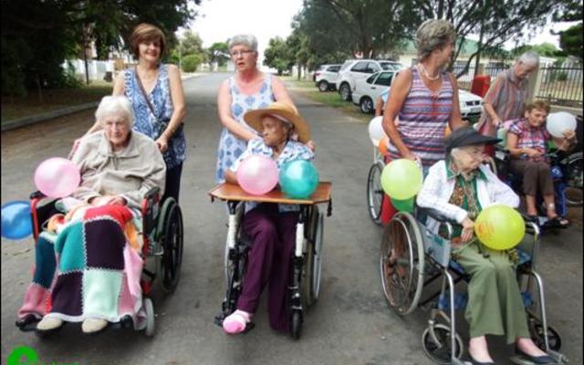 Granny Reuvers, Emma Booysen en Sophie Andrews het die buitelug uitstappie terdeÃ« geniet.