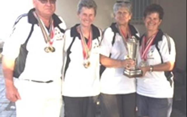 Gansbaai se Jukskeispan het uitgetree as die A-liga wenners in die Overberg Distrik.  Die spanlede is van links:  Japie van der Westhuizen, Stella Geldenhuys, Toeks Moore en Carina Botha. (Foto aan ons verskaf)