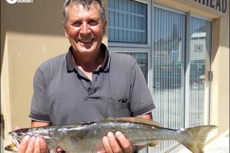 George Rowan vertoon sy geelbek van 1.7kg, wat ook die swaarste vis vir die dag was.