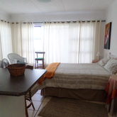 Unit 2: double bed with sitting nook and breakfast counter