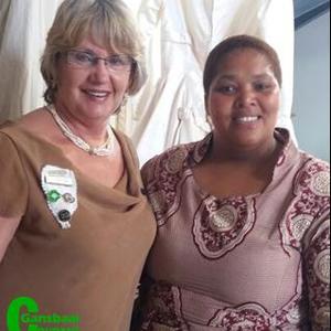Rienie LÃ¼dick (links) van Gansbaai, Overberg VLV se Sirkel-president, saam met Raadslid Zikiswa Tonisi, Onderburgemeester van die Kaap Agulhas Munisipaliteit, tydens Overberg VLV se 84ste Konferensie in Bredasdorp. 