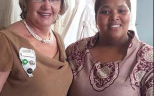 Rienie LÃ¼dick (links) van Gansbaai, Overberg VLV se Sirkel-president, saam met Raadslid Zikiswa Tonisi, Onderburgemeester van die Kaap Agulhas Munisipaliteit, tydens Overberg VLV se 84ste Konferensie in Bredasdorp. 