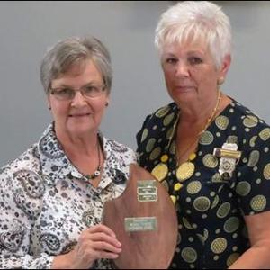 Charlene le Roux (links) van Gansbaai het die 3de meeste punte vir die Gansbaai Trofee tydens die VLV Konferensie in Bredasdorp behaal. Langs haar is Sunette de Villiers, President, Worcestersirkel.