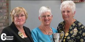 Miempie du Plessis (middel) van Gansbaai het, saam met Berta Koekemoer (links) van Hermanus die meeste punte behaal vir die Consul Trofee vir preservering. Regs is Sunette de Villiers, President van die Worcestersirkel.