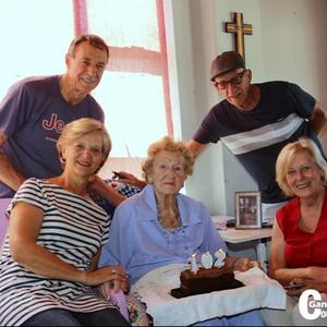 Haar raad aan jongmense: "loop op die regte spoor."  Ouma Mick Viviers het vandeesweek haar 102de verjaardag gevier.  Haar dogter, Anita Louw (links) en haar man AndrÃ©, haar seun Jannie Viviers (regs agter) en sy vrou Lulu, het hierdie besondere verjaardagviering bygewoon.  Jannie het Maandag, 13 Maart, sy 73ste verjaardag gevier.