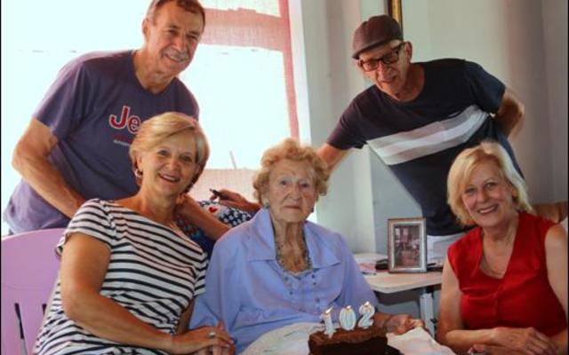 Haar raad aan jongmense: "loop op die regte spoor."  Ouma Mick Viviers het vandeesweek haar 102de verjaardag gevier.  Haar dogter, Anita Louw (links) en haar man AndrÃ©, haar seun Jannie Viviers (regs agter) en sy vrou Lulu, het hierdie besondere verjaardagviering bygewoon.  Jannie het Maandag, 13 Maart, sy 73ste verjaardag gevier.