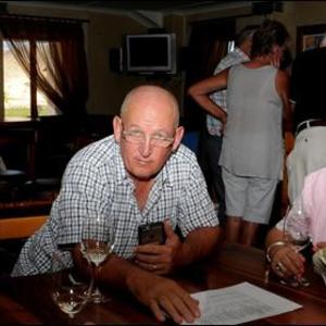 By Eagles Cliff Wynkelder het hierdie drie lede dit nie â€˜n geheim gehou dat hulle die wynproetoer baie geniet nie. Vlnr Genevieve Bailey saam met Wally en Marietjie van Coller. 