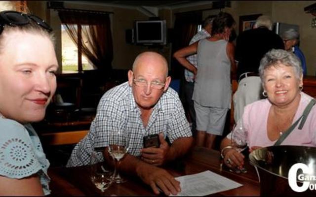 By Eagles Cliff Wynkelder het hierdie drie lede dit nie â€˜n geheim gehou dat hulle die wynproetoer baie geniet nie. Vlnr Genevieve Bailey saam met Wally en Marietjie van Coller. 