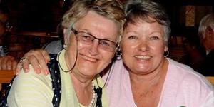 Amanda de Vries, voormalige organiseerder van Gansbaai Wynproegilde, geniet â€˜n oomblik van samesyn met Marietjie van Coller by Eagles Cliff Wynkelder.