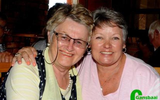 Amanda de Vries, voormalige organiseerder van Gansbaai Wynproegilde, geniet â€˜n oomblik van samesyn met Marietjie van Coller by Eagles Cliff Wynkelder.