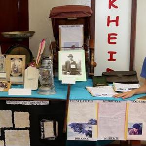 Die graad 4's van Laerskool Gansbaai het verlede week 'n uitstalling oor die geskiedenis van die dorp in die skoolsaal gehou. Nicole Schutte (links) en Elani Halleen het saamgespan. Behalwe vir die kapkarretjie, ou skeermes en possak, het almal die foto waarop hulle juffrou, Heidi Chivell as jong onderwyseres baie amusant gevind. Die foto is 38 jaar gelede geneem toe Heidi in Gansbaai begin skoolhou het. 