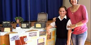 Nina van der Werf staan hier by Juffrou Heidi Chivell.  Haar  â€˜Van Toeka tot Nouâ€™ uitstalling het onder andere bestaan uit â€˜n Universal Avo meter wat uit 1944 dateer en â€˜n Micro TV wat in 1964 in Japan gebou is.