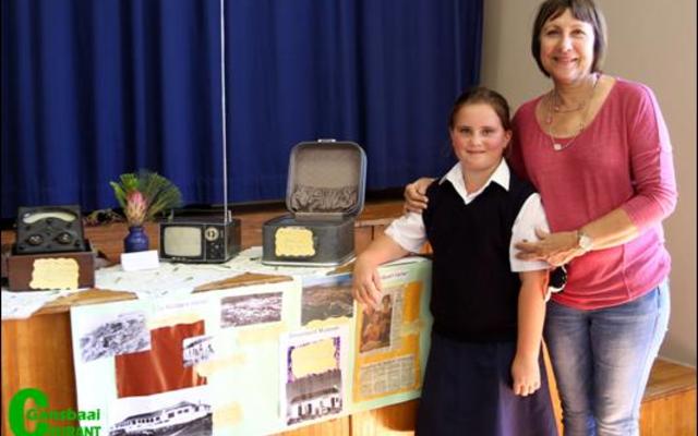 Nina van der Werf staan hier by Juffrou Heidi Chivell.  Haar  â€˜Van Toeka tot Nouâ€™ uitstalling het onder andere bestaan uit â€˜n Universal Avo meter wat uit 1944 dateer en â€˜n Micro TV wat in 1964 in Japan gebou is.